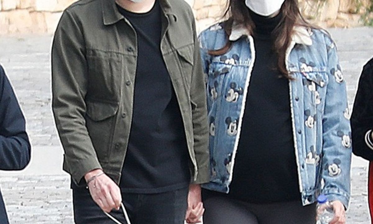 Βόλτα με τον σύζυγό της σε προχωρημένη εγκυμοσύνη κάτω από την Ακρόπολη!