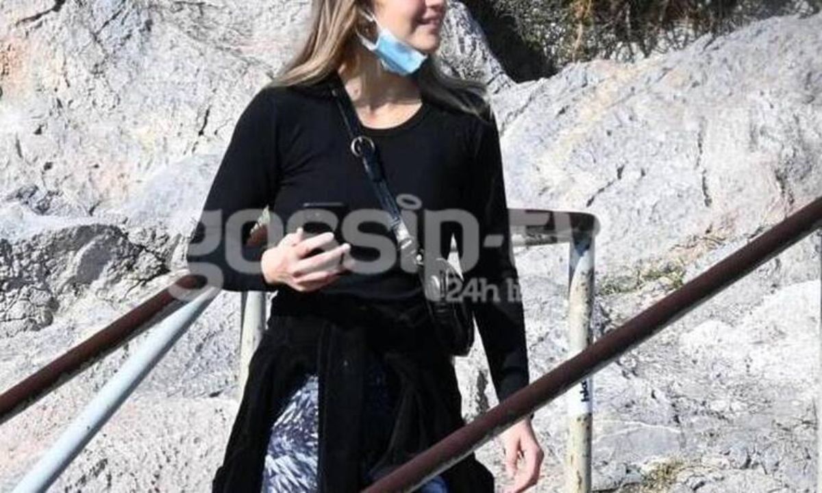 Βόλτα για τη γνωστή ηθοποιό στην Ακρόπολη μετά την είδηση του χωρισμού της!