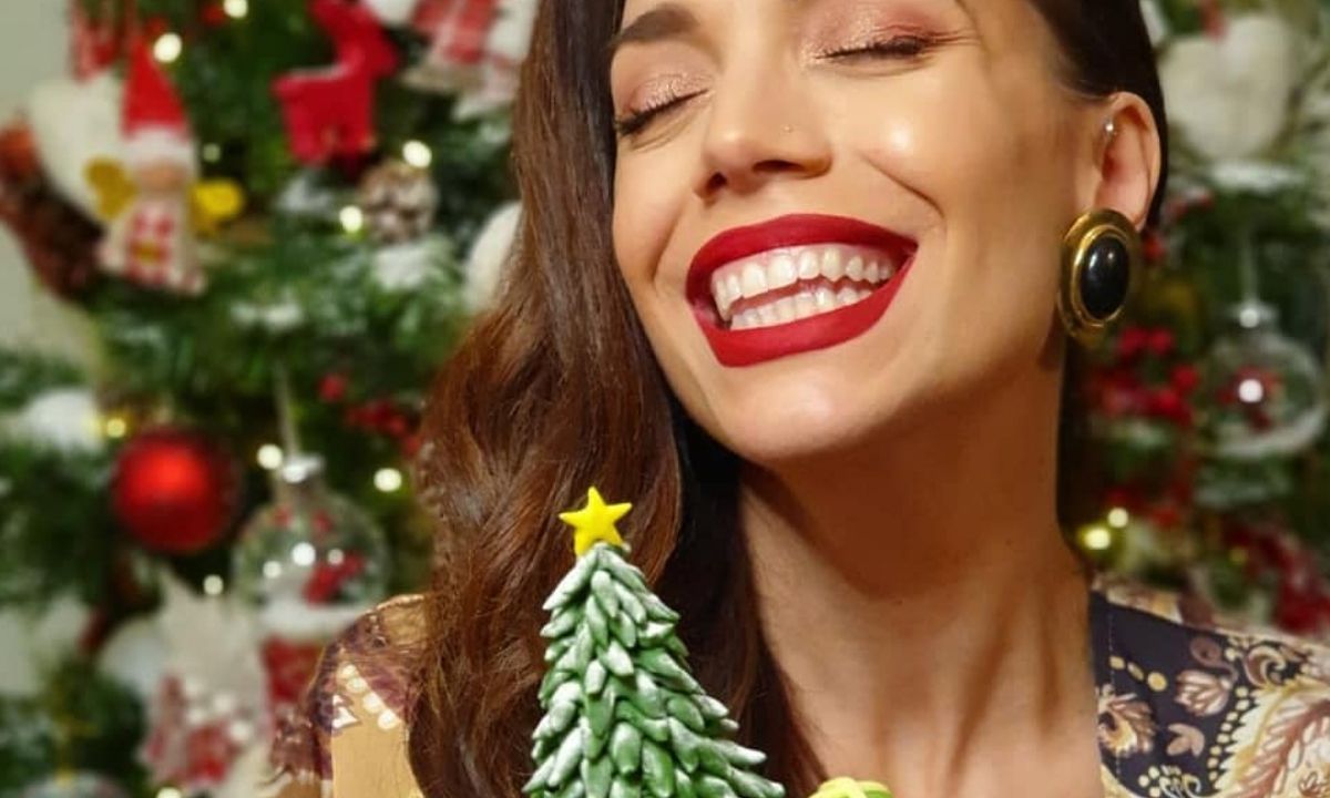 H πόζα της Κρυσταλλίας με φουσκωμένη κοιλιά αποτελεί έμπνευση για κάθε μαμά