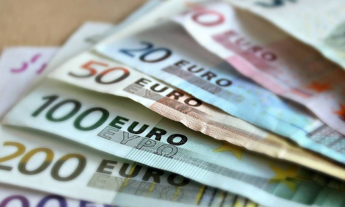 Δώρο Χριστουγέννων 2020: Ποιοι θα το πληρωθούν όλο και ποιοι σε δύο δόσεις