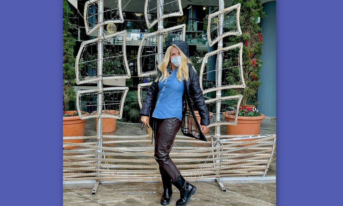 Μενεγάκη: Η νέα φωτό κάτω από το χριστουγεννιάτικο δέντρο και το λαμπερό φόρεμα