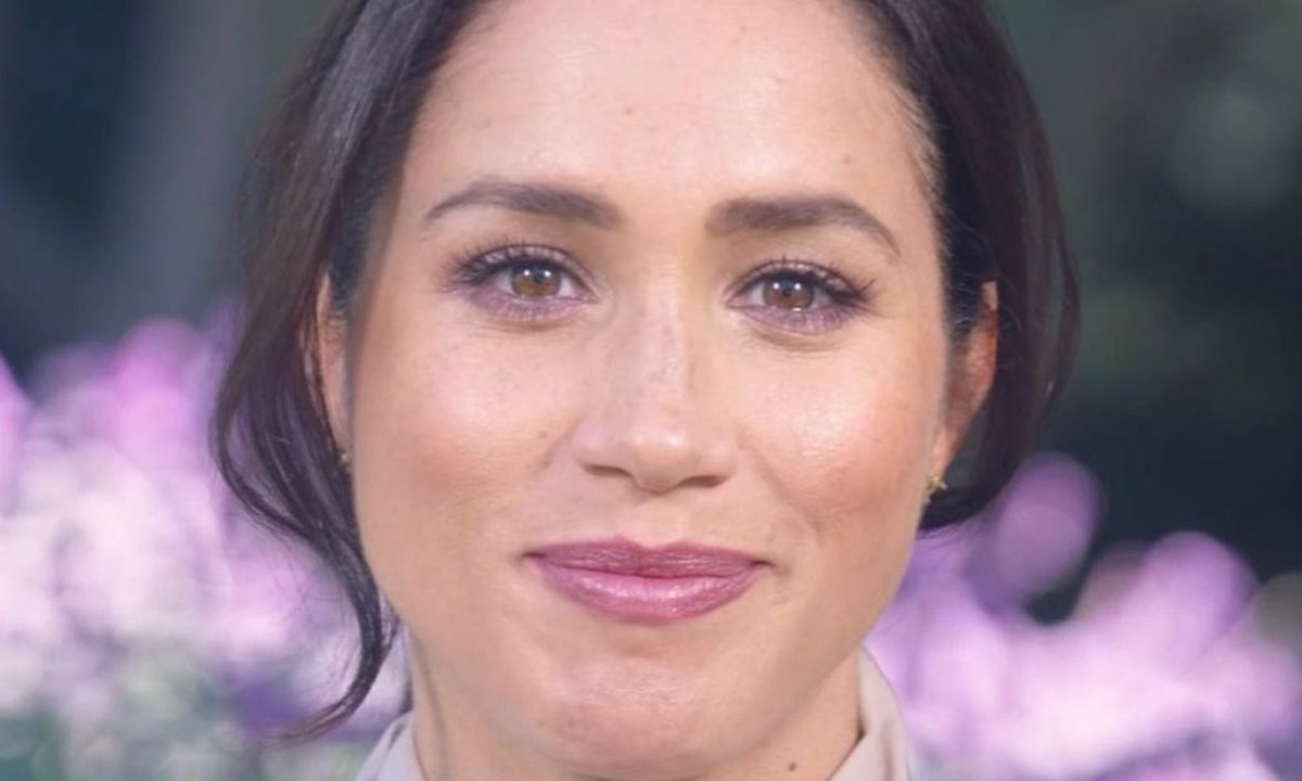 Η Meghan Markle έκανε βόλτα στο Beverly Hills με τον Harry και όλοι μιλούν για εγκυμοσύνη