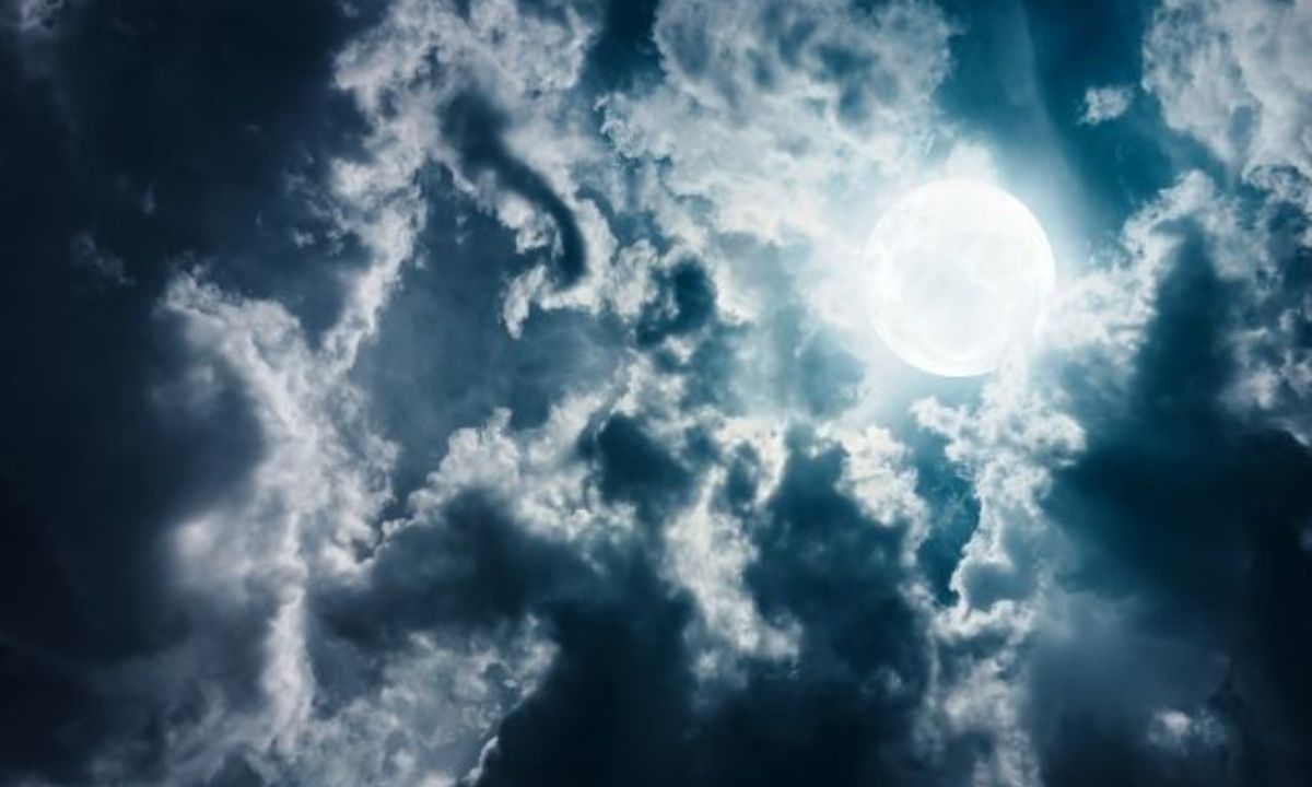 Ζώδια σήμερα 30/12: Η Πανσέληνος στον Καρκίνο είναι πνιγμένη στο συναίσθημα