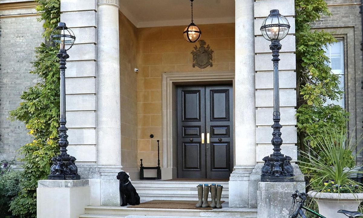 Δες το εντυπωσιακό εσωτερικό του σπιτιού όπου γυρίστηκε το «The Crown»