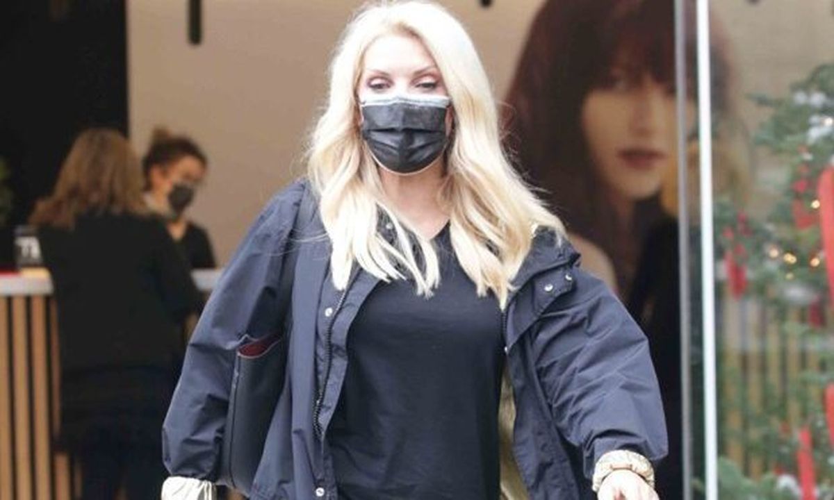 Η Μενεγάκη έτοιμη για το ρεβεγιόν! Με σαγιονάρες και μαλλί στην... πένα στο κομμωτήριο!