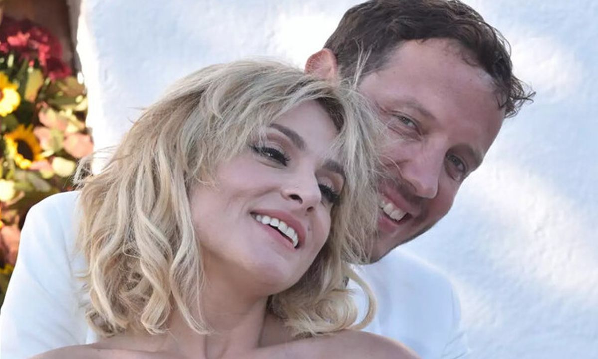 Ελεονώρα Ζουγανέλη: Η απίστευτη Πρωτοχρονιάτικη φωτό στην αγκαλιά του άντρα της!