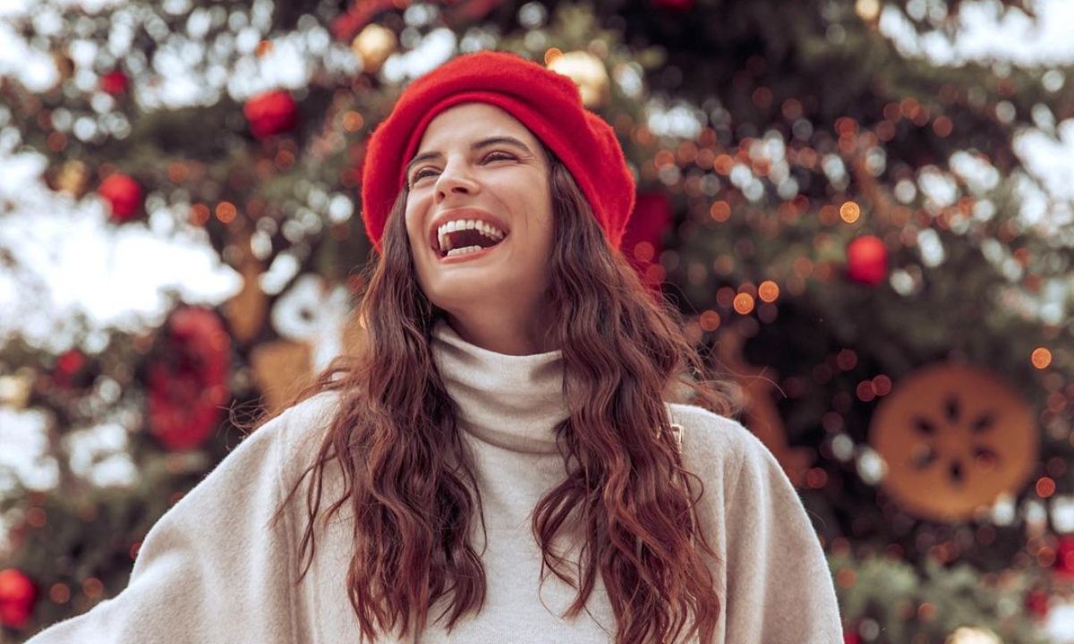 Είσαι έγκυος & θες να κρύψεις την κοιλίτσα σου; Αντίγραψε το look της Μπόμπα