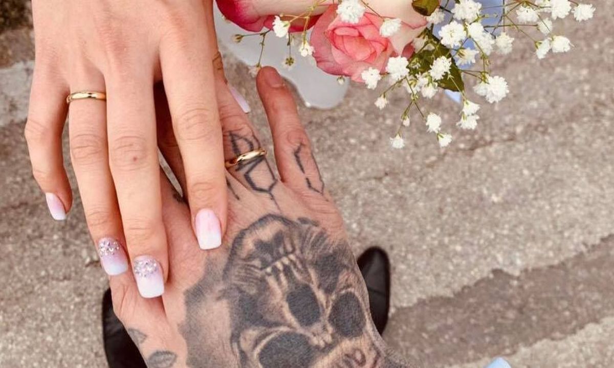 Παντρεύτηκαν και οι φίλοι τους τούς... έλουσαν με ρύζι κατά την έξοδο από το δημαρχείο!