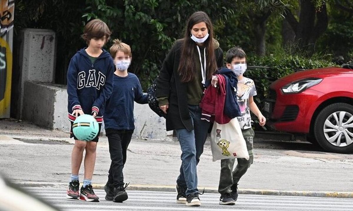 Γεωργιάννα Νταλάρα: Βόλτα με τους γιους της στο Ζάππειο - Σπάνια εμφάνιση