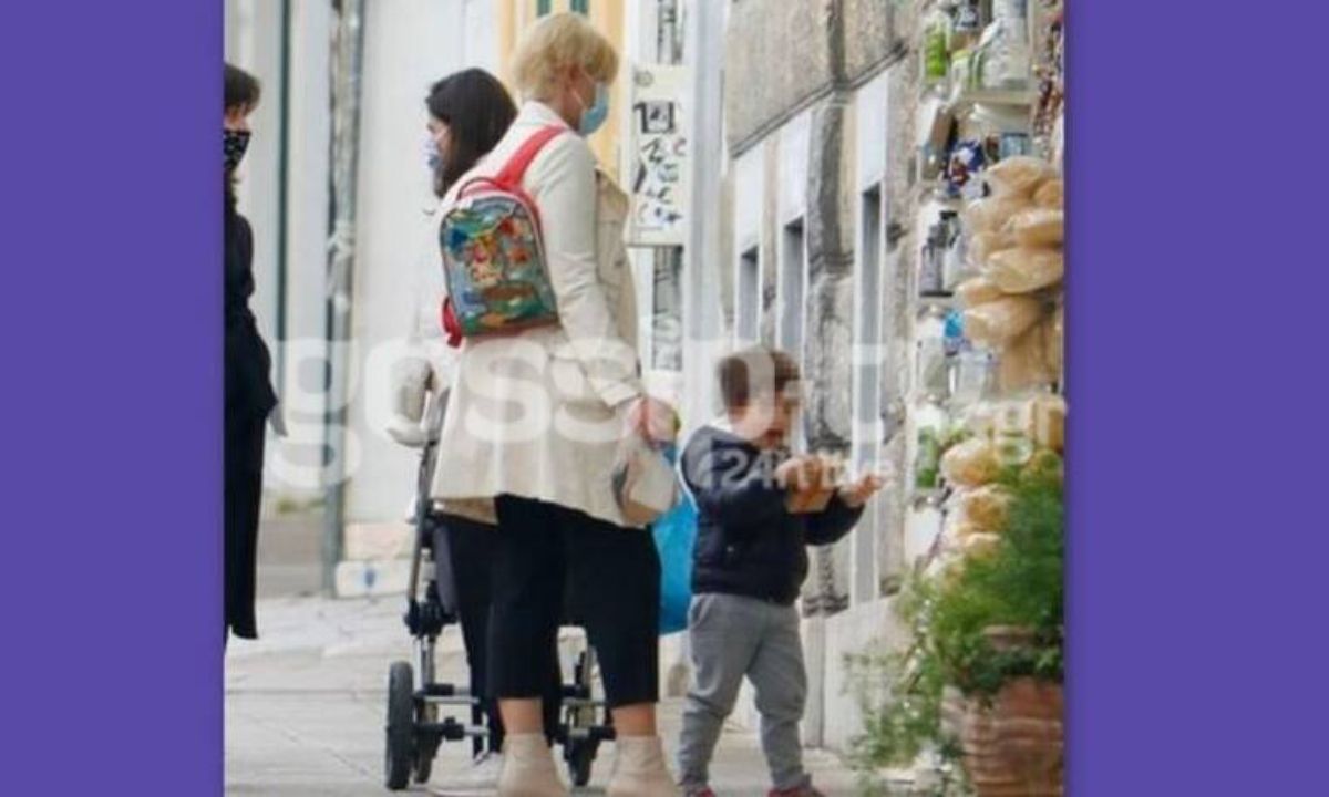 Σία Κοσιώνη: Η έξοδος με τον γιο της, Δήμο και η σχολική τσάντα!