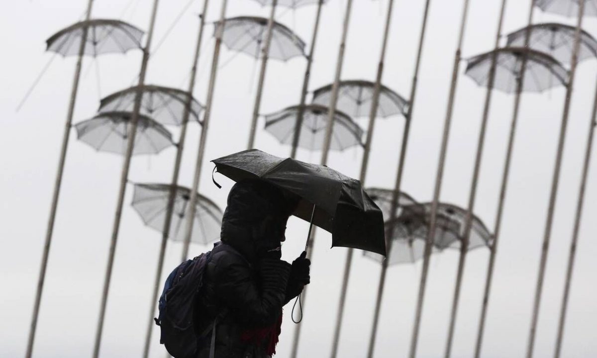 Καιρός: Βροχές, χιονοπτώσεις στα ορεινά και «τσουχτερό» κρύο