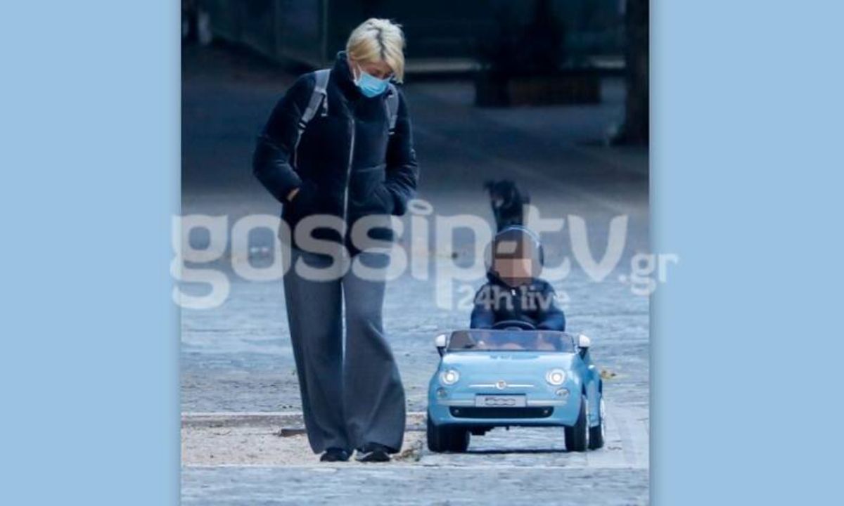 Σία Κοσιώνη: Ο περίπατος με τον γιο της και το casual στιλ στο κέντρο της Αθήνας