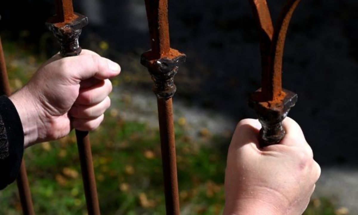 Σήμερα 01/02: Στα κάγκελα...