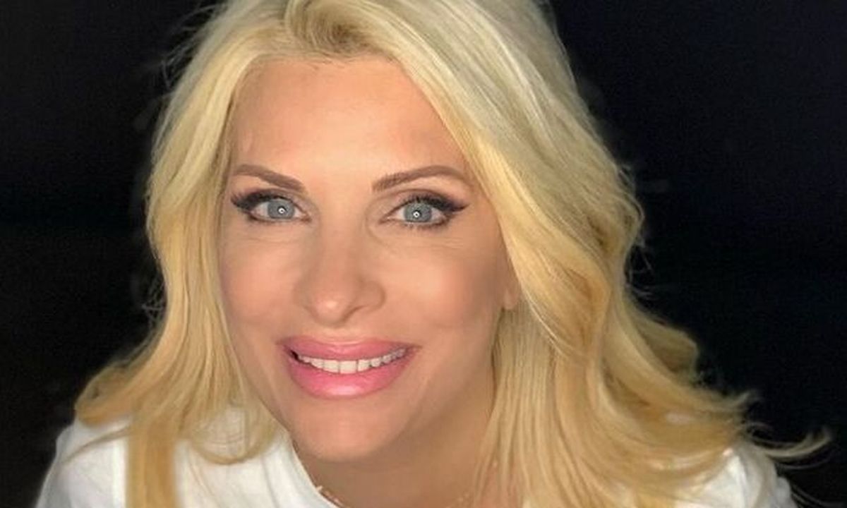 Ελένη Μενεγάκη: Η φωτό από την Άνδρο! Δες την χωρίς μακιγιάζ να μαζεύει κουνουπίδια!