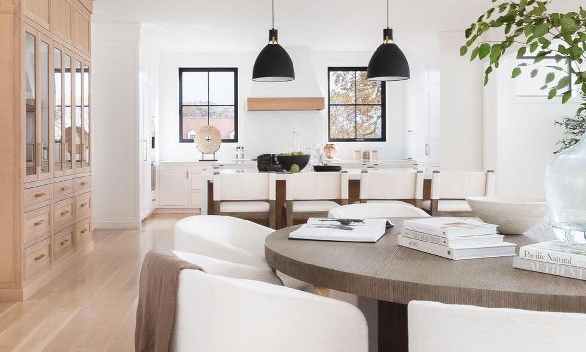 Επαναπροσδιόρισε ένα σπίτι δίπλα στη θάλασσα με μοντέρνα στοιχεία