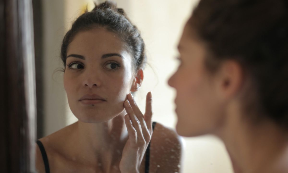 Τα σημάδια που δείχνουν πως το δέρμα σου χρειάζεται μια νέα ρουτίνα ομορφιάς