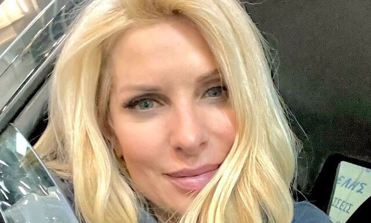 Ελένη Μενεγάκη: Η απίθανη φωτό της! Αγκαλιά με το τριαντάφυλλο του Αγίου Βαλεντίνου