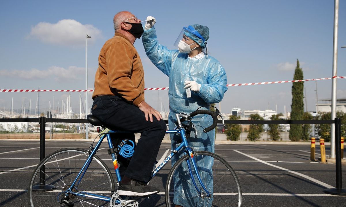 Κορονοϊός - ΠΟΕΔΗΝ: Γεμάτες οι ΜΕΘ της Αθήνας - Διασωληνώθηκε 25χρονος