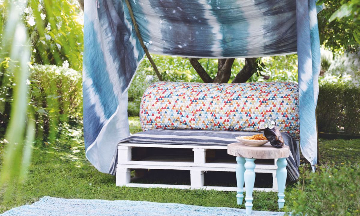 DIY: Φτιάξε ένα rustic καναπεδάκι για το μπαλκόνι σου από παλέτες