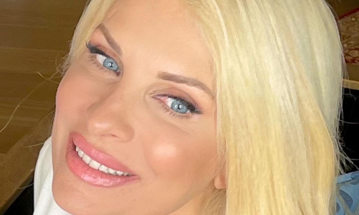 Ελένη Μενεγάκη: Ποζάρει πιο γοητευτική από ποτέ με ένα υπέροχο φόρεμα