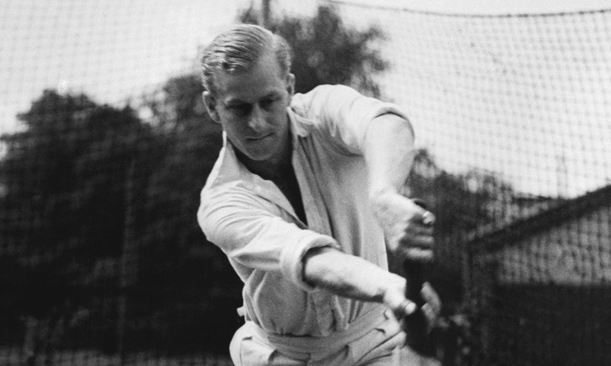 Πρίγκιπας Φίλιππος: Οι γκάφες, οι φήμες και τα μη πολιτικά ορθά σχόλια του συζύγου της Ελισάβετ