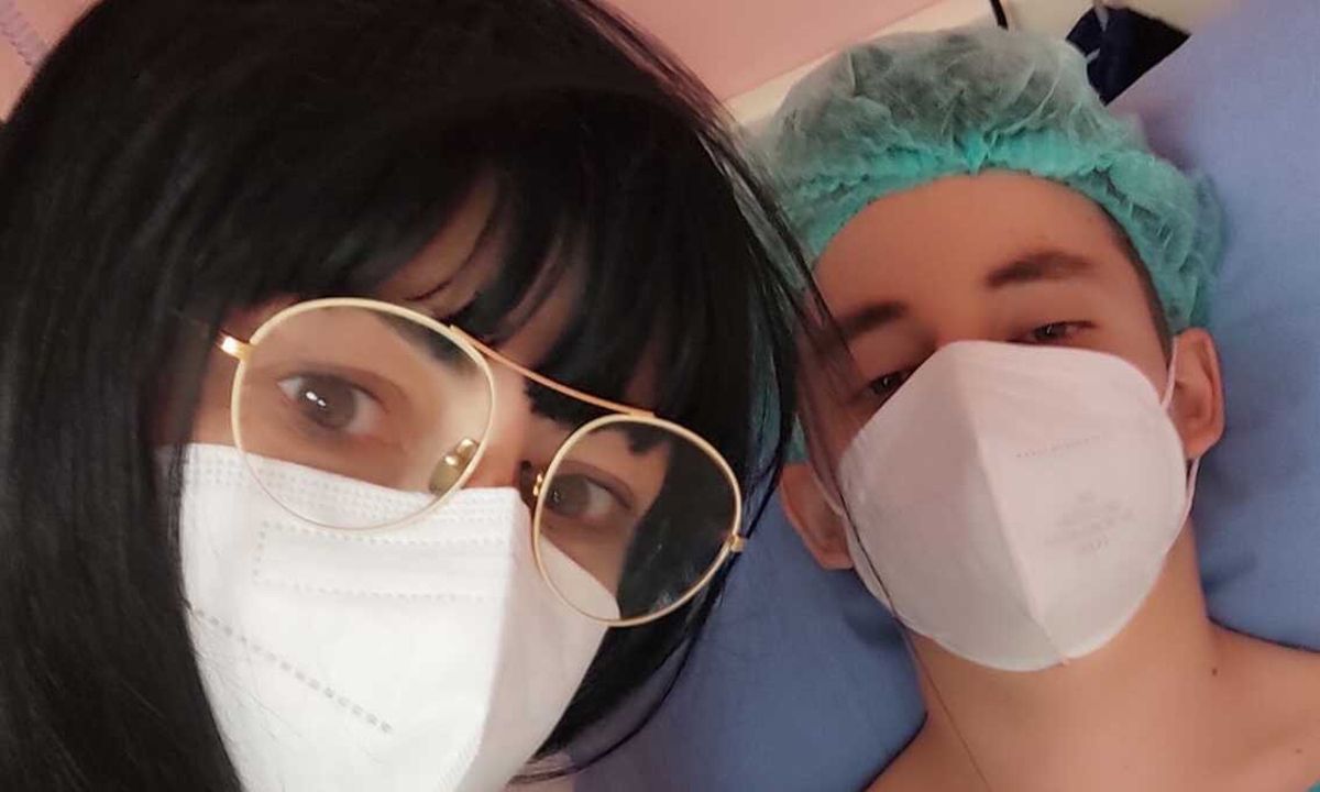 Δύσκολες ώρες για την Λογοθέτη - Το χειρουργείο του γιου της και το μήνυμα στο Facebook