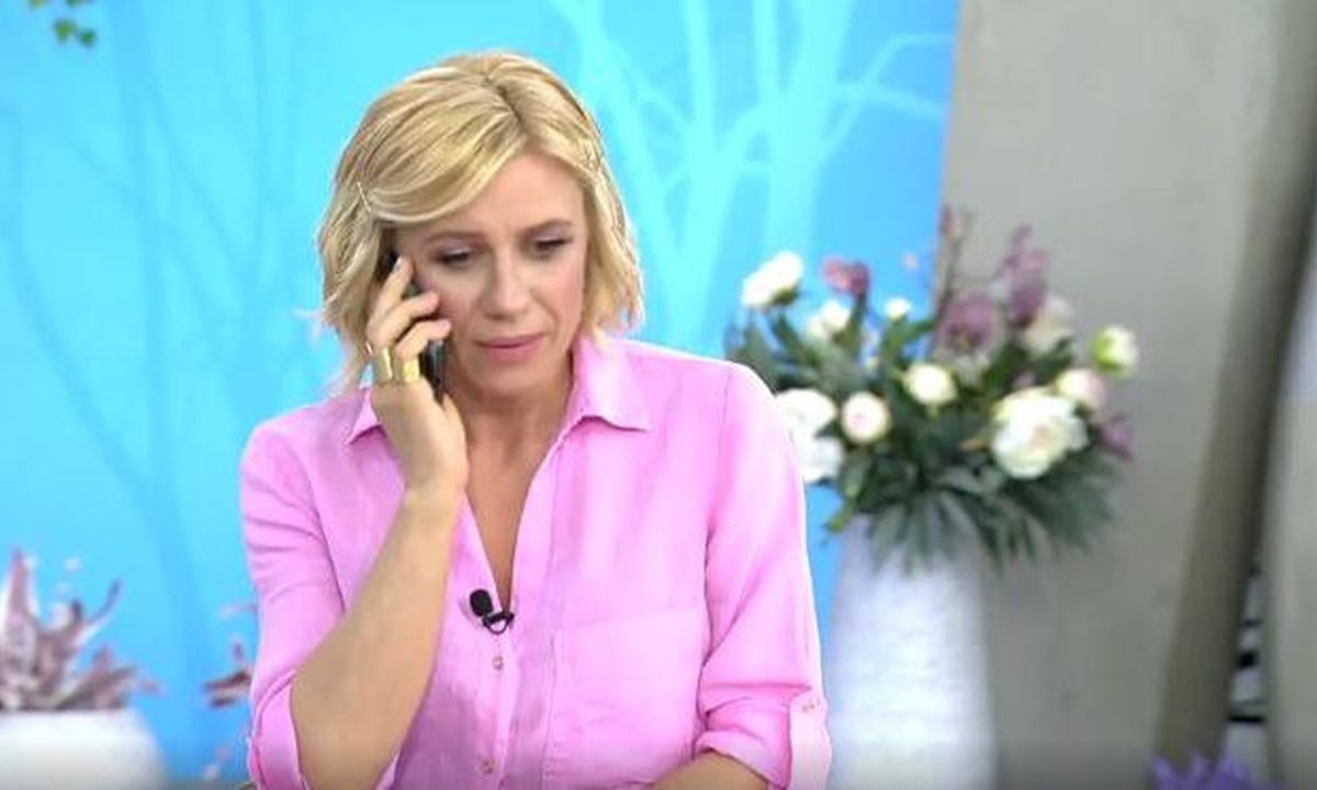 Κατερίνα Καραβάτου: Το ξαφνικό τηλεφώνημα της κόρης της – Ο διάλογος on air!
