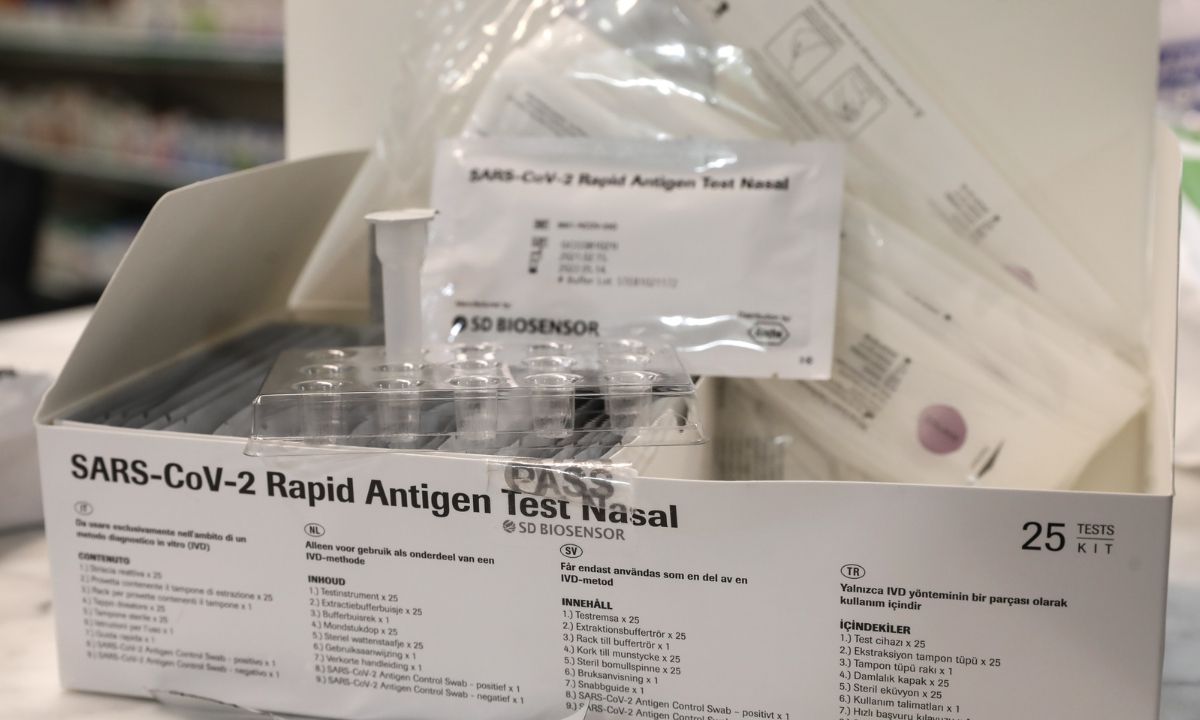 Self test: Τη Δευτέρα στα φαρμακεία για τις νέες ομάδες εργαζομένων που θα τα κάνουν υποχρεωτικά