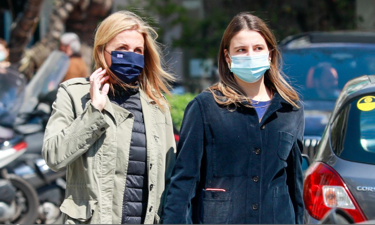 Μαρέβα και Δάφνη Μητσοτάκη: Μαμά και κόρη με πανομοιότυπο look για βόλτα στο Κολωνάκι!