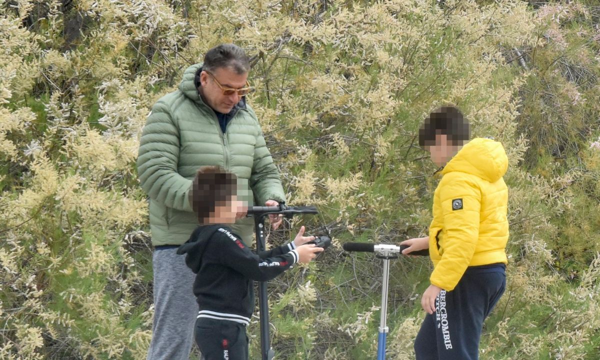 Λιάγκας: Βγήκε βόλτα με τους γιους! Η λεπτομέρεια στο μπουφάν που έκλεψε τις εντυπώσεις