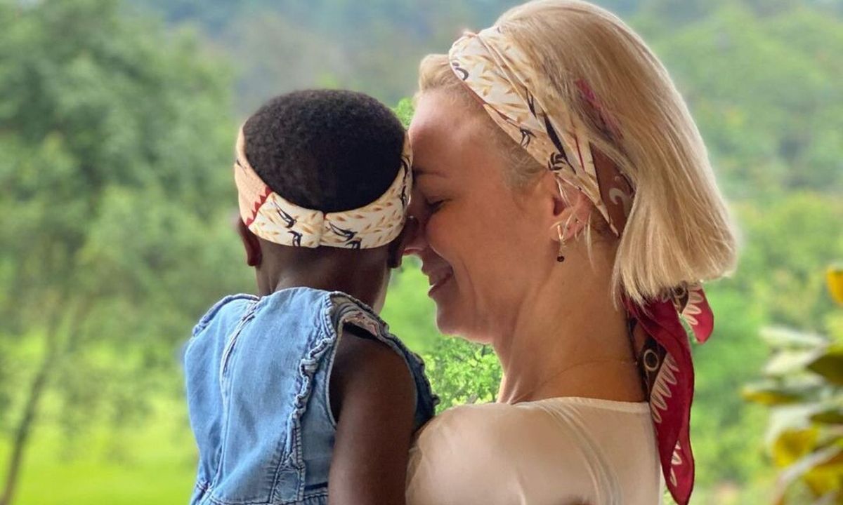 Χριστίνα Κοντοβά: Επέστρεψε στην Ελλάδα και ψωνίζει την προίκα της υιοθετημένης κόρης της