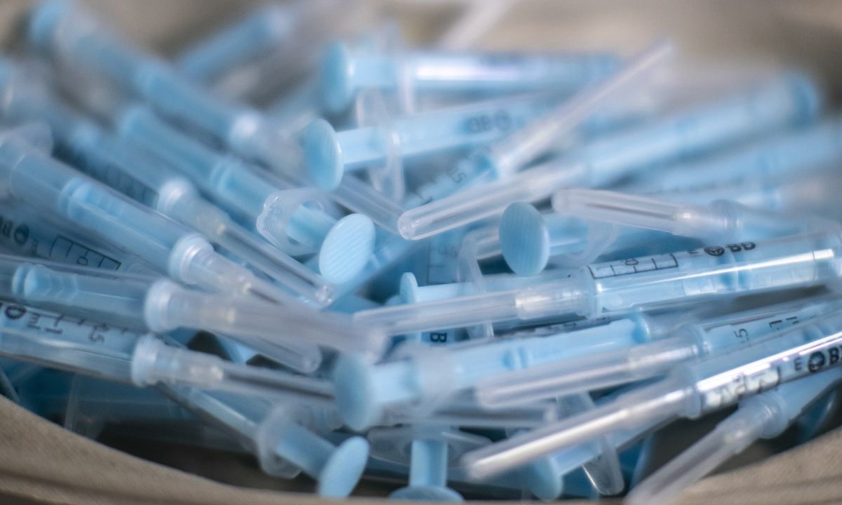 «Μπλόκο» για τα εμβόλια της AstraZeneca: Η ΕΕ λέει «όχι» σε 100 εκατ. επιπλέον δόσεις