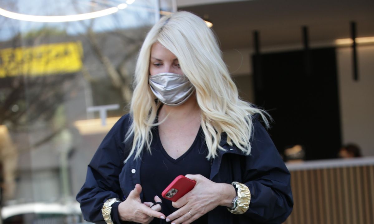 Ελένη Μενεγάκη: Πήγε κομμωτήριο αλλά μας «μάγεψε» με το απίθανο outfit της! Θα ξετρελαθείς