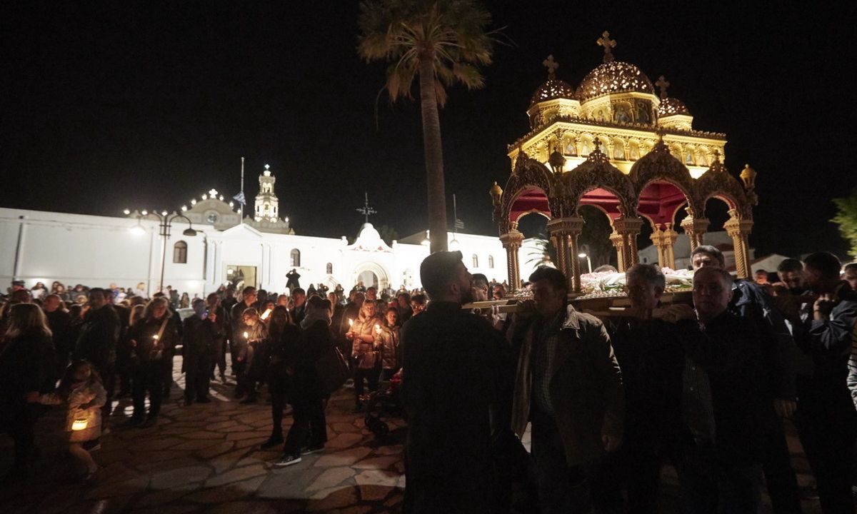 Επιτάφιος: Πώς θα γίνει σήμερα, Μεγάλη Παρασκευή, η περιφορά - Τα μέτρα στις εκκλησίες