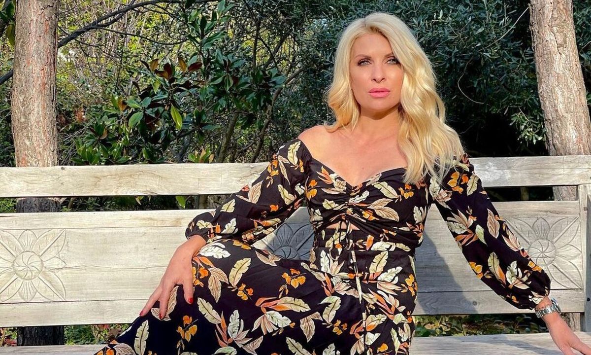 Πάσχα 2021: Ελένη Μενεγάκη: Σουβλίζει αρνί στον κήπο της και μας εύχεται Χρόνια Πολλά!