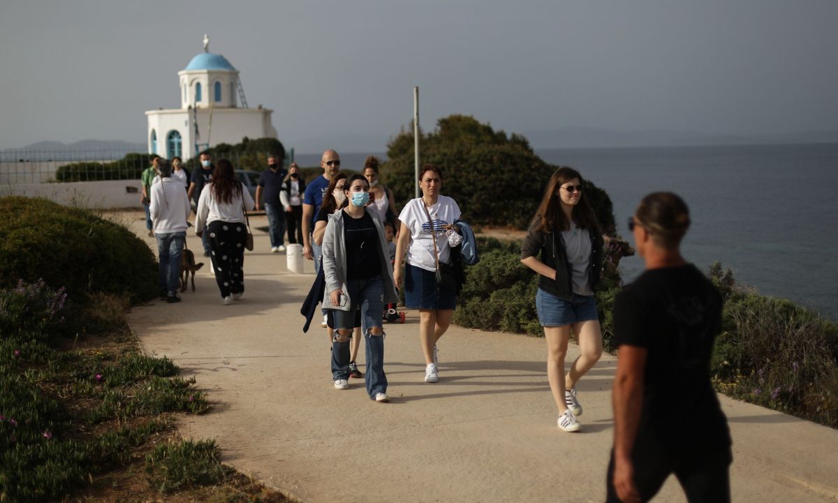 Κωδικός «πλήρης απελευθέρωση»: Πότε ανοίγουν σχολεία, μετακινήσεις, τουρισμός και παραλίες