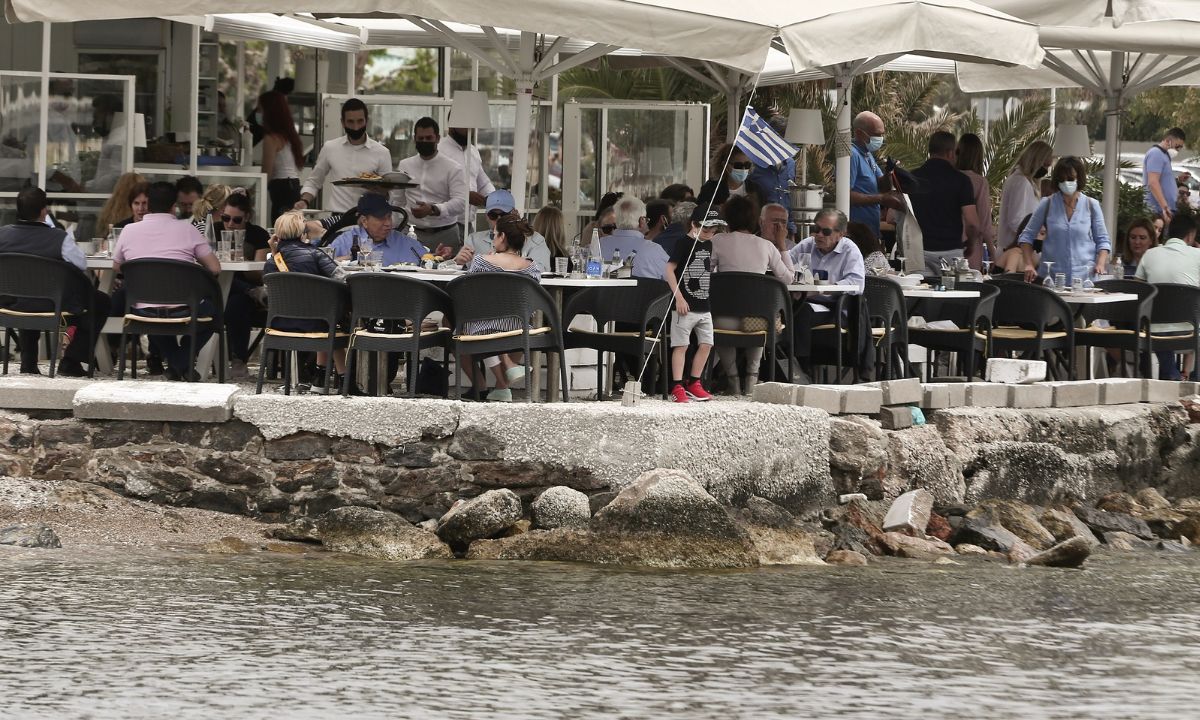 Άρση lockdown: Τα επόμενα ανοίγματα και το τέλος του SMS - Αλλαγές στην απαγόρευση κυκλοφορίας