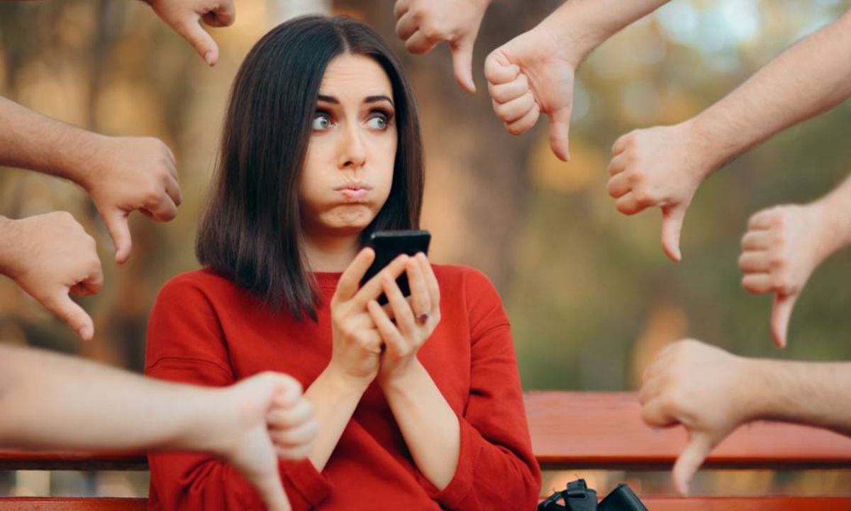 Αυτά είναι τα σημάδια που αποκαλύπτουν ότι κάποιος σε κακολογεί ή σε εχθρεύεται