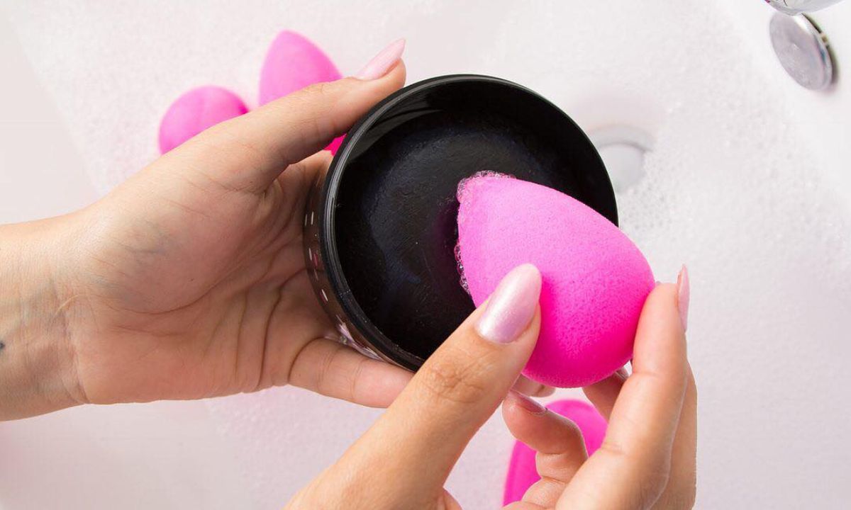 Μάθε κάθε πότε πρέπει να αντικαθιστάς το beauty blender σου