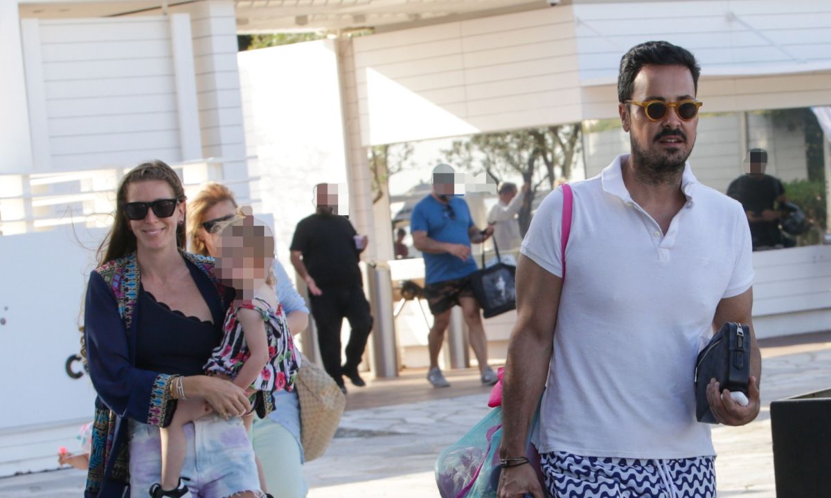 Πέτρος Κουσουλός: Είδαμε την σύζυγό του με σορτς και… μείναμε! Για βουτιές με τις κόρες τους