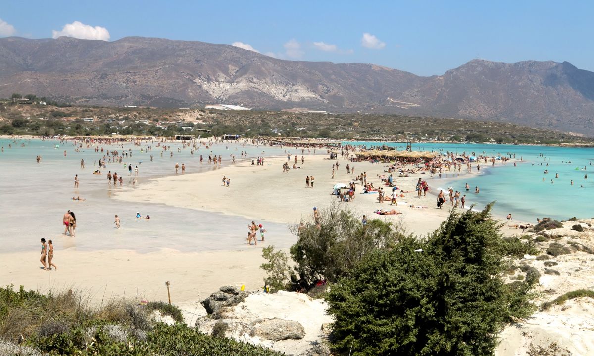 Γαλάζιες σημαίες 2021: Αυτές είναι οι 545 παραλίες που βραβεύτηκαν