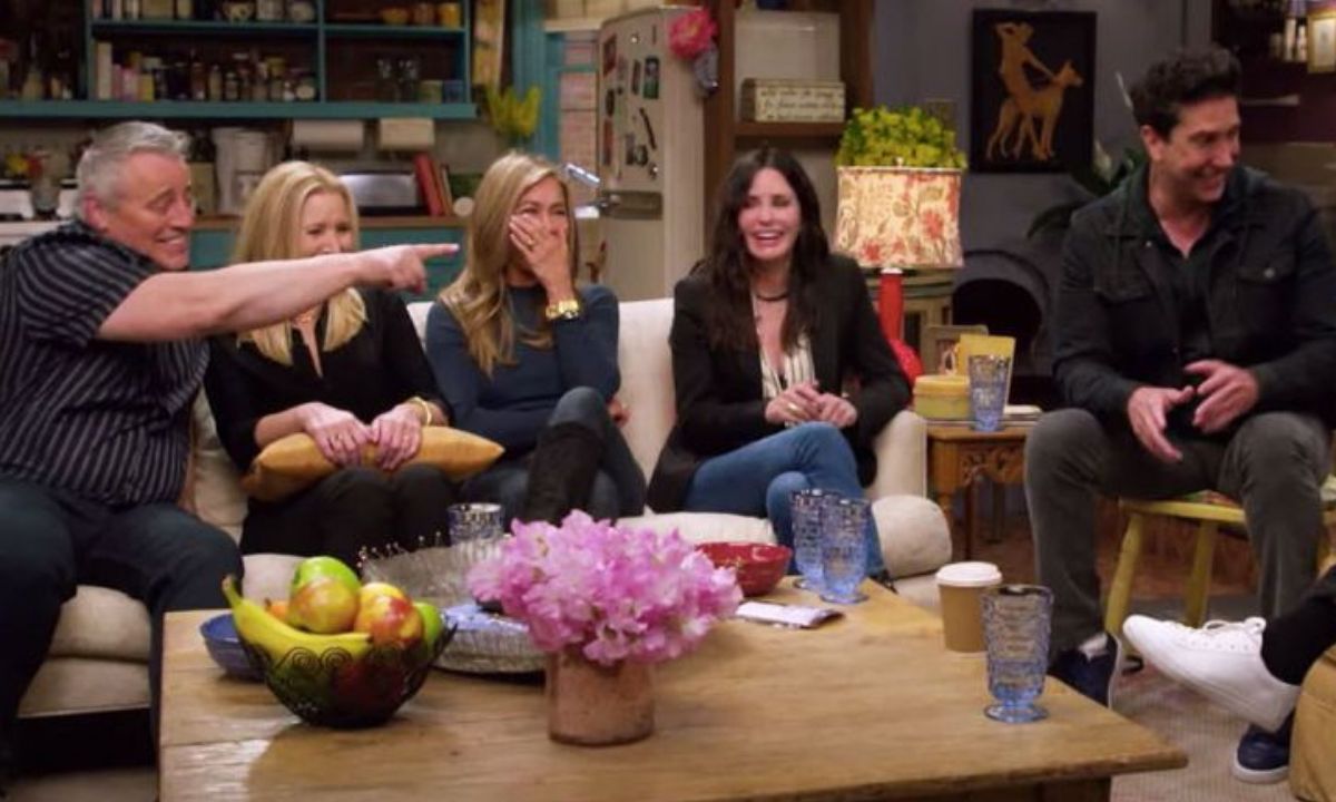 Friends Reunion: Η Cara Delevingne αναβίωσε μία εικονική σκηνή της σειράς