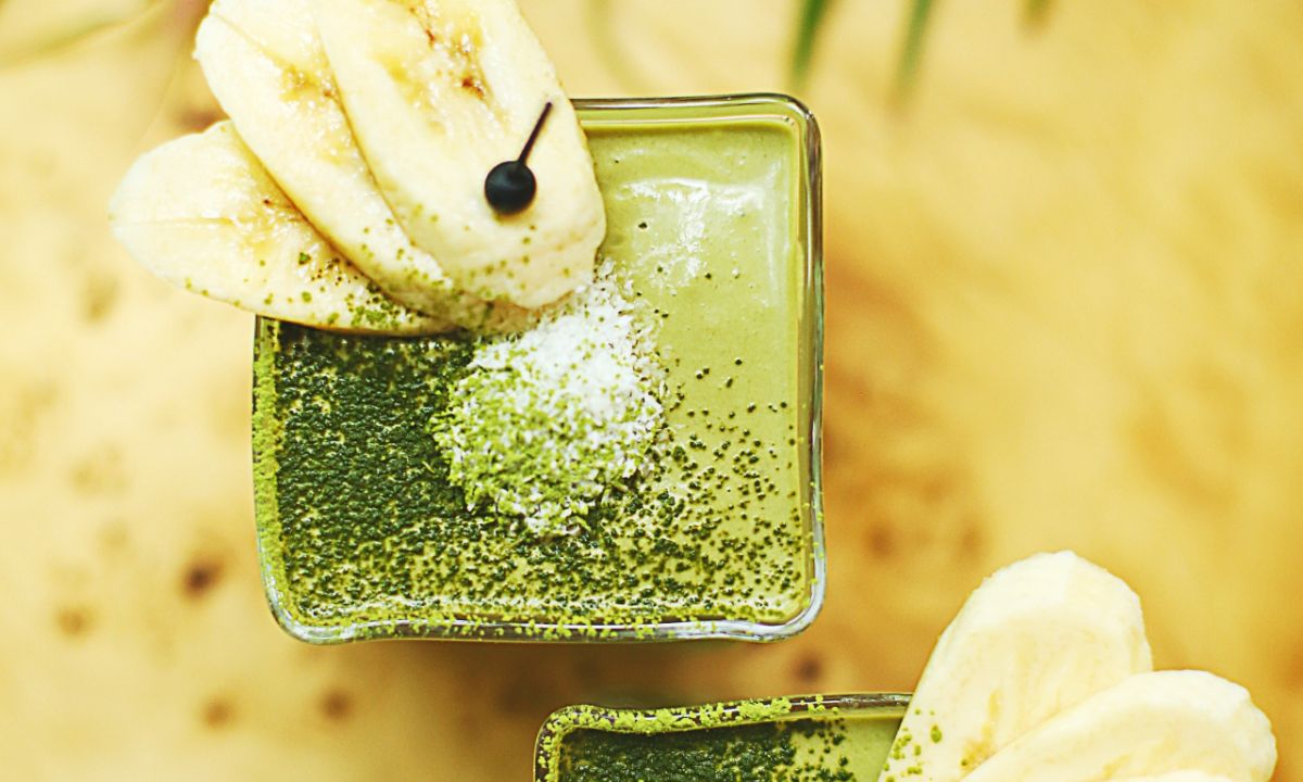 Το πιο δροσιστικό smoothie με σπιρουλίνα και γάλα καρύδας (video)