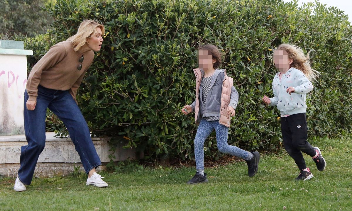 Βίκυ Καγιά: Όπως δεν την έχετε ξαναδεί! Κρυφτό και παιχνίδια με τα παιδιά της