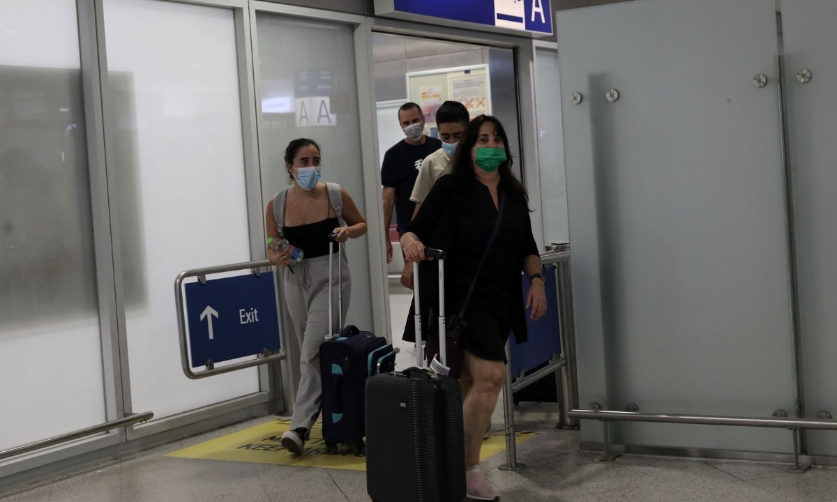 Πράσινο πιστοποιητικό εμβολιασμού: Τι είναι και πότε θα μπορούν οι Έλληνες να το εκδώσουν