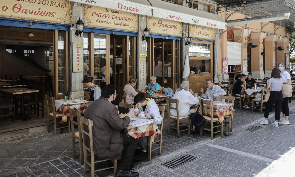 Πότε θα καταργηθεί η απαγόρευση κυκλοφορίας – Τι ανοίγει από τη Δευτέρα, τι ισχύει για τους γάμους