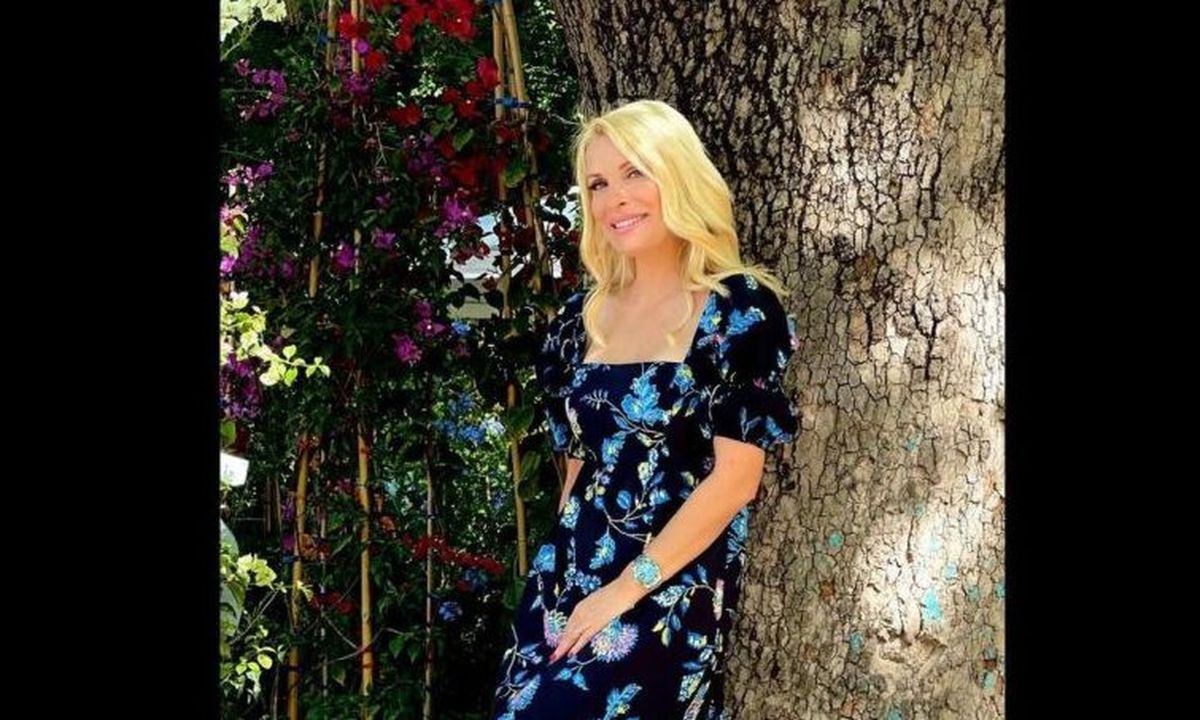 Μενεγάκη: Το φόρεσε για πρώτη φορά κι έγινε viral!  Eσύ την είδες με λευκή ολόσωμη φόρμα;