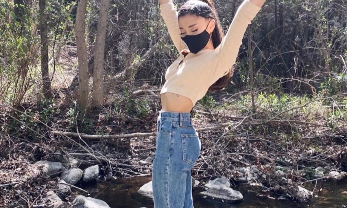 5 υπέροχοι τρόποι για να φορέσεις τα ψηλόμεσα jeans σου αυτή τη σεζόν