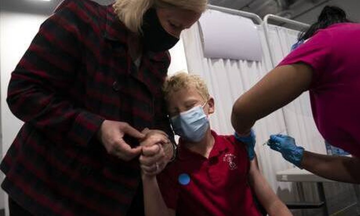 Εξαδάκτυλος: «Όχι» σε μαζικό εμβολιασμό παιδιών - «Καμπανάκι» για τους άνω των 60