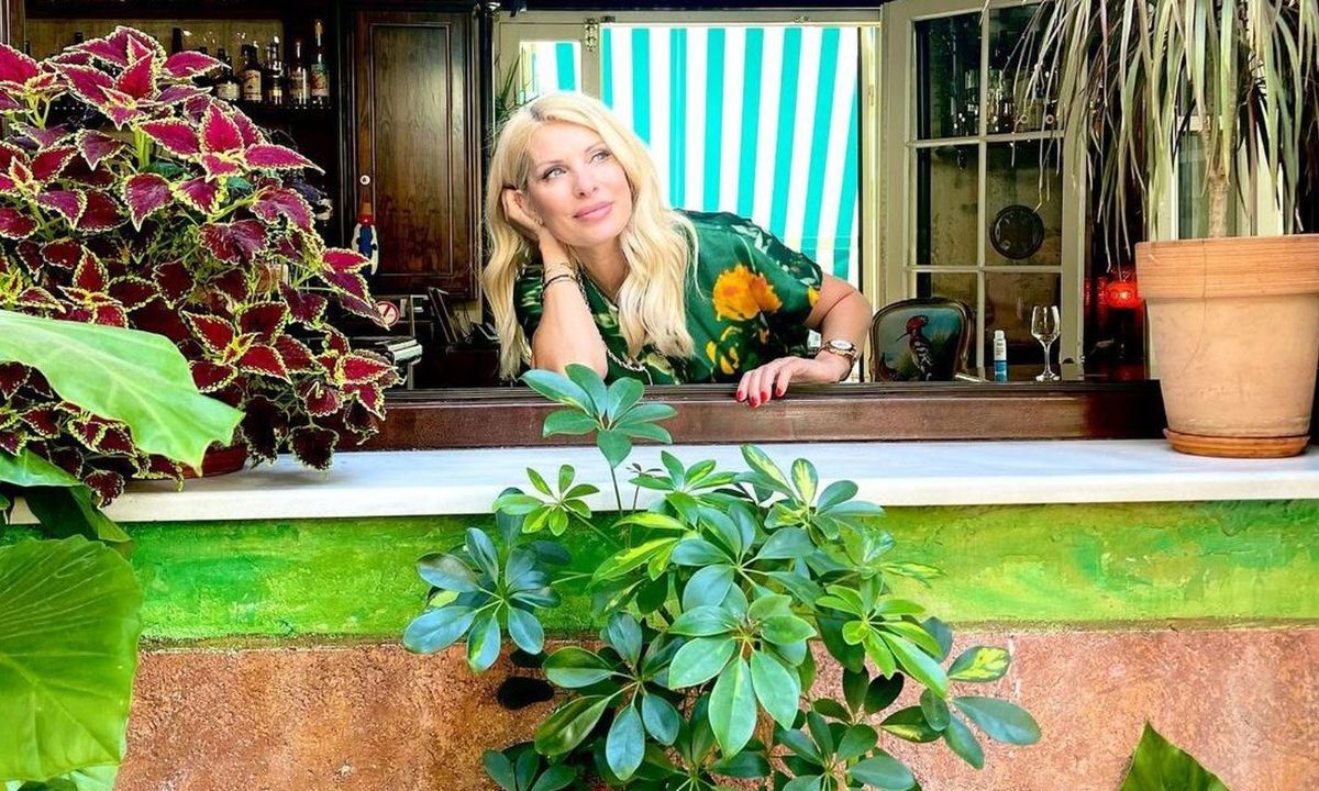 Ελένη Μενεγάκη: Η βόλτα στην Κηφισιά και το λαχταριστό γεύμα που απόλαυσε!